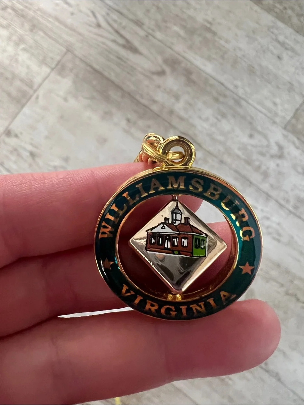 Williamsburg Virginia Vintage Gold-Tone Keychain with Medallion Spinner Souvenir